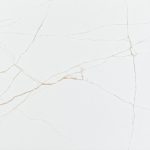 Pamesa Acquilea Oro Polished 120x120 płytka z delikatną złotą żyłką